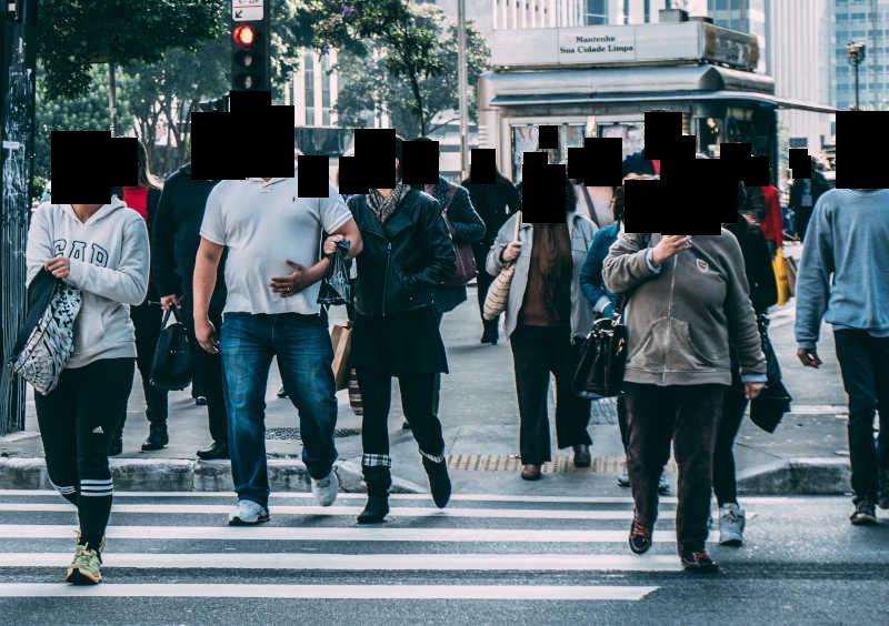 deface黑框solid模式处理后的照片，人脸被实心矩形遮挡