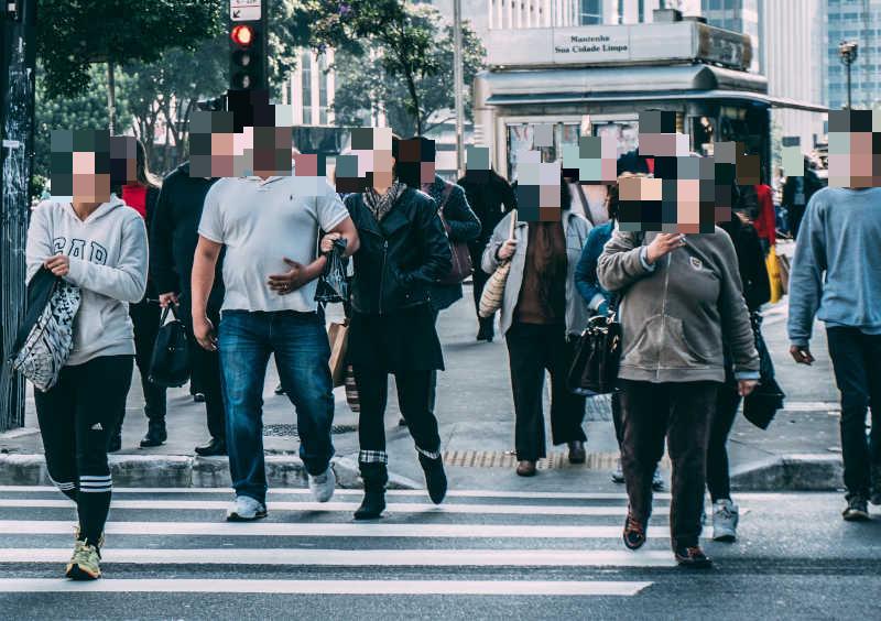 deface马赛克mosaic模式处理后的照片，人脸被像素块遮挡